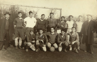 Portrait de jeunes membres du patronage saint Vincent de Montreuil, en tenue de footballeurs