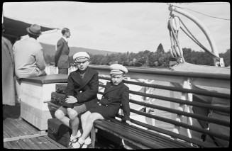 Dimitri et Nicolas Kousnetzoff en uniforme assis sur le pont d'un bateau de croisière