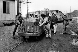 Guerre 1914-1918. Ouvriers chinois transportant des caisses de munition venues des États-unis dans une gare française. © Roger-Viollet