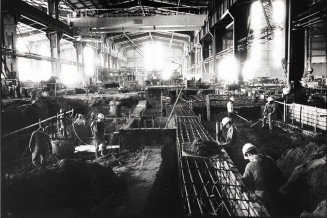 Fos-sur‐Mer, construction de la “nelle” d’épaillage de l’usine sidérurgique Ugines-Acier, 07/06/1973