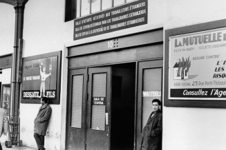 Paris, gare d'Austerlitz, 1965. Immigrés espagnols devant la salle d'attente réservée aux travailleurs étrangers