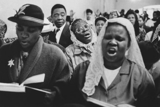 Fidèles haïtiens à l'Église pentecôtiste, rue Myrha, Paris, 1993 © David Damoison/Cité nationale de l’histoire et des cultures de l’immigration, CNHI
