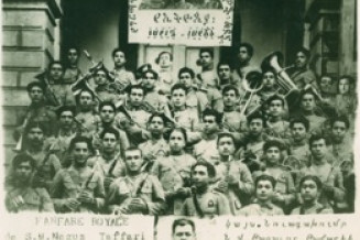La fanfare arménienne du negus Täfäri et son directeur, Kévork Nalbandian : photomontage de 1930 (collection Bibliothèque Nubar de l'UGAB)