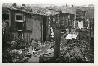 Baraque et cour servant de débarras dans la zone à Saint-Ouen.