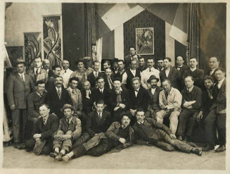 Portrait de groupe dans les studios de la Société des Films Albatros à Montreuil 