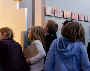Groupe d'enfants dans l'exposition Repères