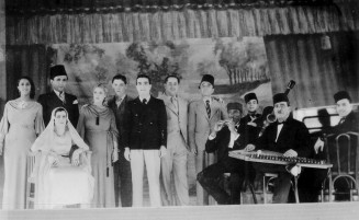 Trois des plus grands artistes se produisant en France : Mohamed El Kamal, Mahieddine Bachtarzi et Rachid Ksentini au théâtre d’Alger. Vers 1940. Photographie. Collection particulière Mohamed Hattab