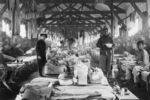 Guerre 1914-1918. Cantonnement des Chinois employés à la poudrerie de Saint-Fons (Rhône) © Roger-Viollet