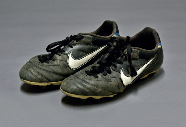 Les chaussures de football d’Ismaël Hajji, datant des années 1970