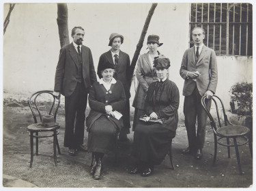 Portrait de groupe de la famille Kousnetoff en extérieur