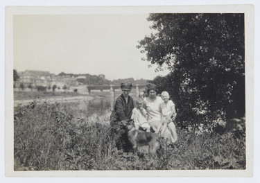 Portrait de groupe en plein air de la famille Kousnetzoff