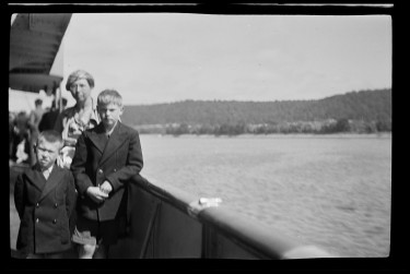 Portrait de la famille Koustnezoff sur un bateau