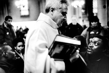 2000, Les Sans Papiers (titre de la série). Occupation de l'église St-Ambroise à Paris