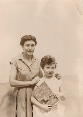 Gaye Petek recevant le prix d’honneur avec son institutrice Mme Plocki, 1956