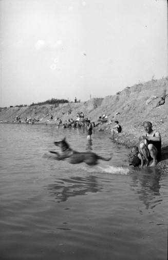 Baignade en bord de Seine à Chatou. A droite, Nicolas Dimitri Kousnetzoff et son fils Dimitri 