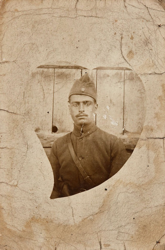 Portrait photographique noir et blanc sous forme de carte postale d'un jeune soldat grec 