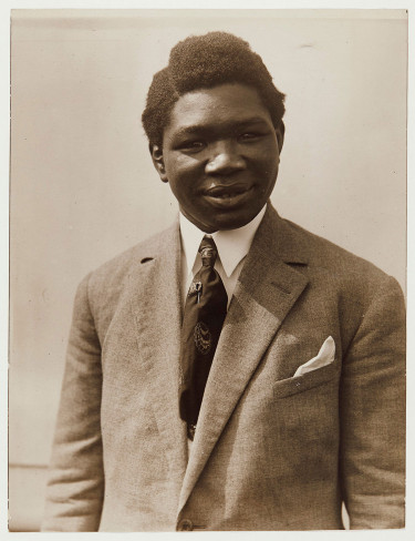 Portrait photographique en buste du boxeur franco-sénégalais Louis Mbarick Fall dit Battling Siki (1897-1925)