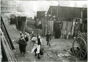 La zone. Habitantes de la zone chargée de sacs