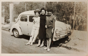 Portrait photographique noir et blanc sous forme de carte postale de Vassiliki, d'Eugénie et d'Odette Bassakyros.